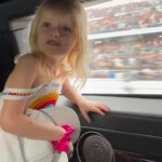 trump’s-adorable-granddaughter-caroline-waves-to-supporters-from-presidential-limo-at-daytona-500