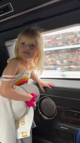 trump’s-adorable-granddaughter-caroline-waves-to-supporters-from-presidential-limo-at-daytona-500