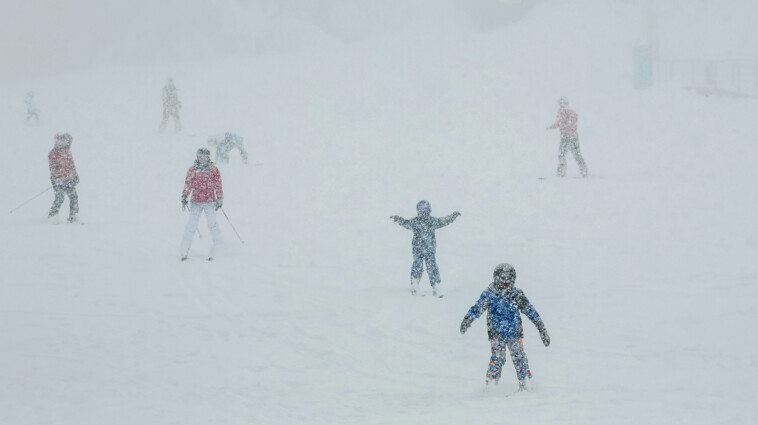 2-ski-patrollers-injured-after-avalanche-on-california’s-sierra-nevada