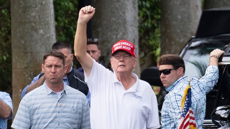 trump-poses-for-picture-with-bills-players-at-golf-course