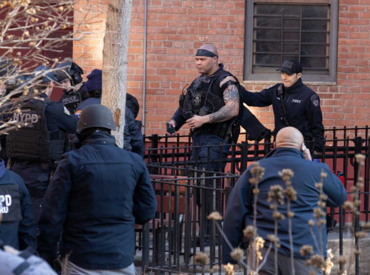 cop-shot-during-hours-long-standoff-with-barricaded-maniac-in-manhattan:-nypd