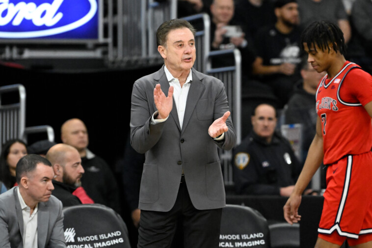 watch-rick-pitino’s-viral-halftime-speech-ahead-of-furious-st.-john’s-comeback