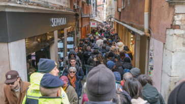 thousands-of-tourists-squeeze-down-venice-streets-ahead-of-controversial-entry-fee:-‘fight-for-survival’