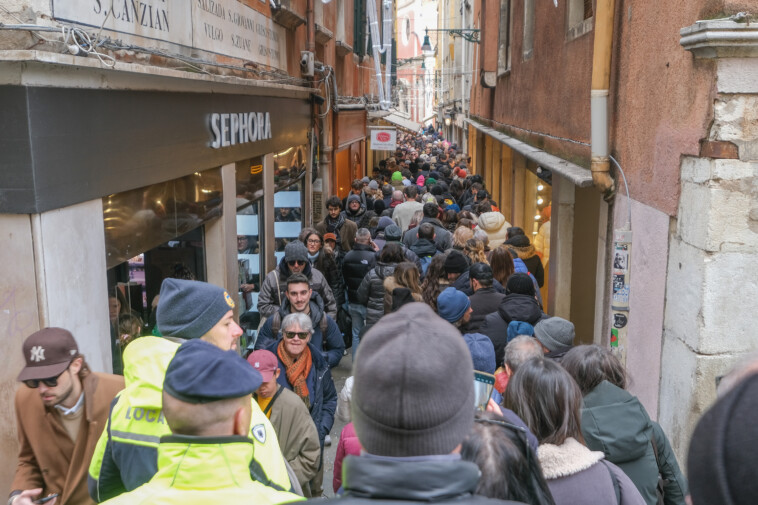 thousands-of-tourists-squeeze-down-venice-streets-ahead-of-controversial-entry-fee:-‘fight-for-survival’