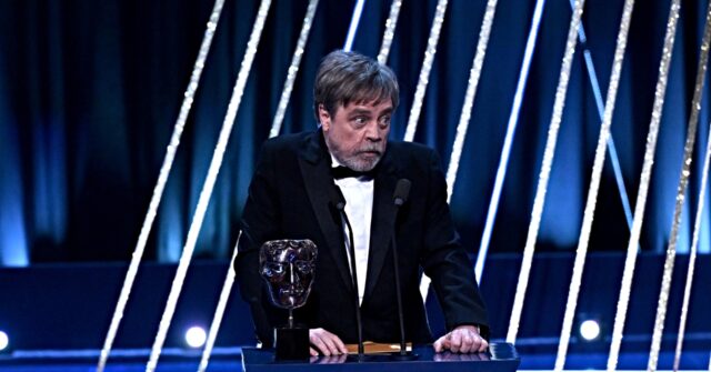 caught-with-his-pants-down?-trump-hater-actor-mark-hamill’s-pants-appear-to-drop-during-bafta-speech