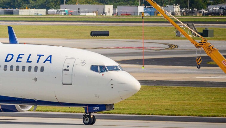 delta-adds-a-little-hanging-tennis-ball-to-end-of-runway-for-female-pilots