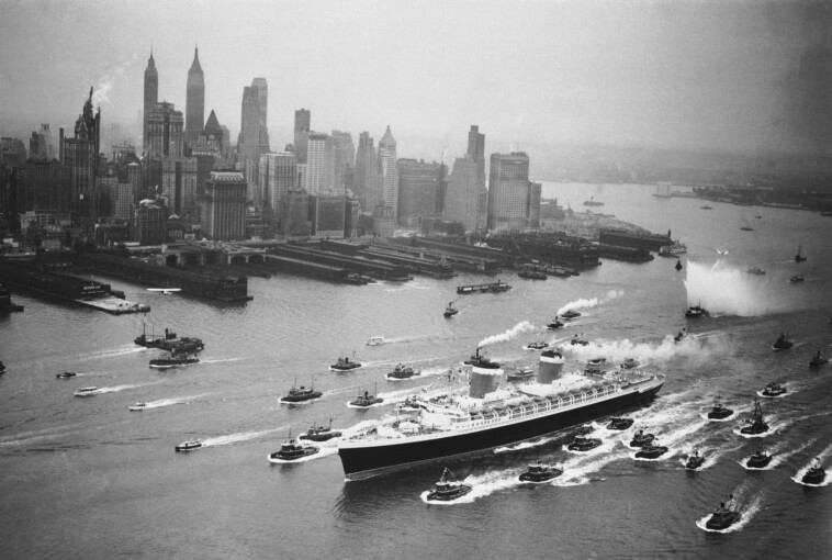 historic-ocean-liner-departs-philadelphia-on-voyage-to-become-the-world’s-largest-artificial-reef