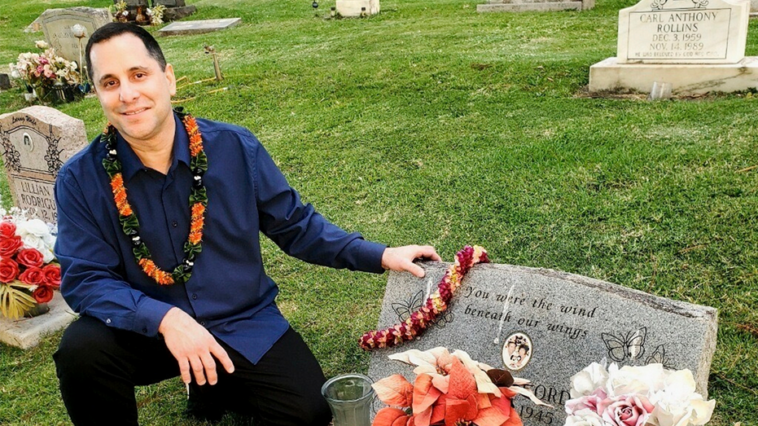 hawaii-man-freed-after-30-years-in-prison-for-murder-he-denied-committing,-celebrates-with-steak-dinner