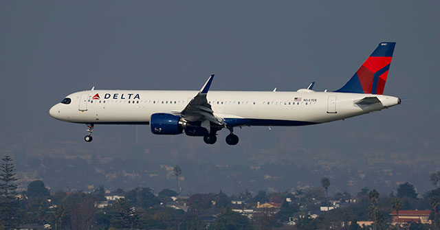 video:-delta-flight-carrying-162-makes-emergency-landing-at-lax-after-smoke-scare