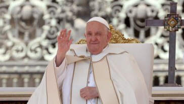 pope-francis-awake-on-10th-day-of-hospitalization-as-early-kidney-failure-kicks-in