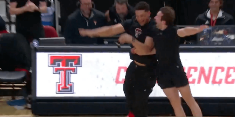 patrick-mahomes-celebrates-with-fan-who-sank-94-foot-putt-during-texas-tech-houston