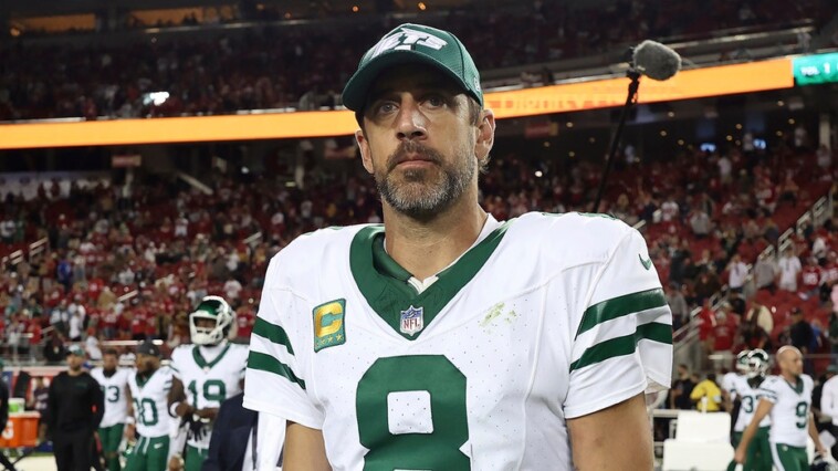 aaron-rodgers-dismissal-created-some-mixed-emotions-among-jets-players,-coach-aaron-glenn-says