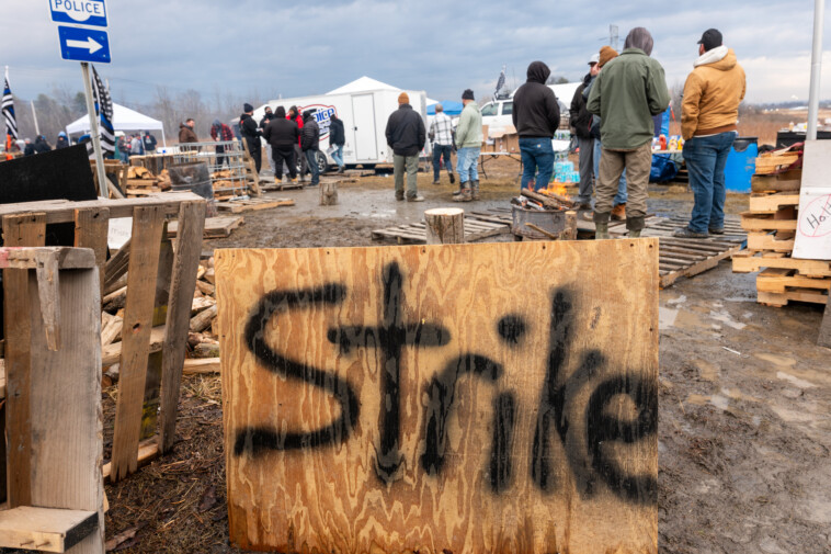 correction-officers’-union-and-hochul-reach-deal-that-could-end-wildcat-prison-strike