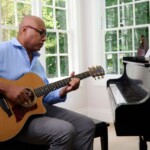 yankees-legend-bernie-williams-using-his-music-to-help-those-affected-by-disease-that-took-his-father’s-life