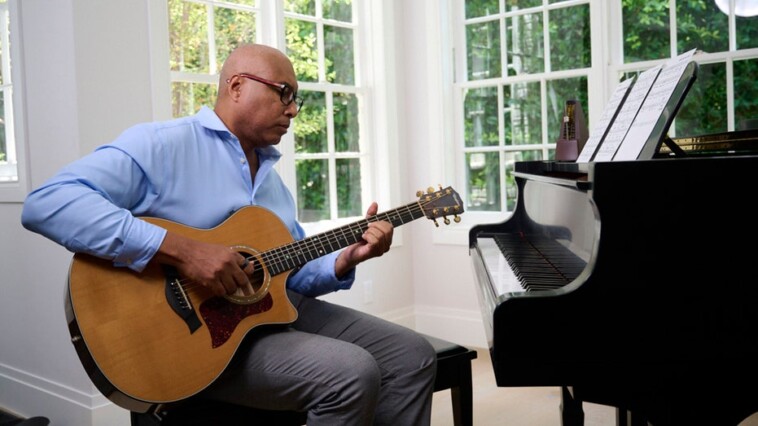 yankees-legend-bernie-williams-using-his-music-to-help-those-affected-by-disease-that-took-his-father’s-life