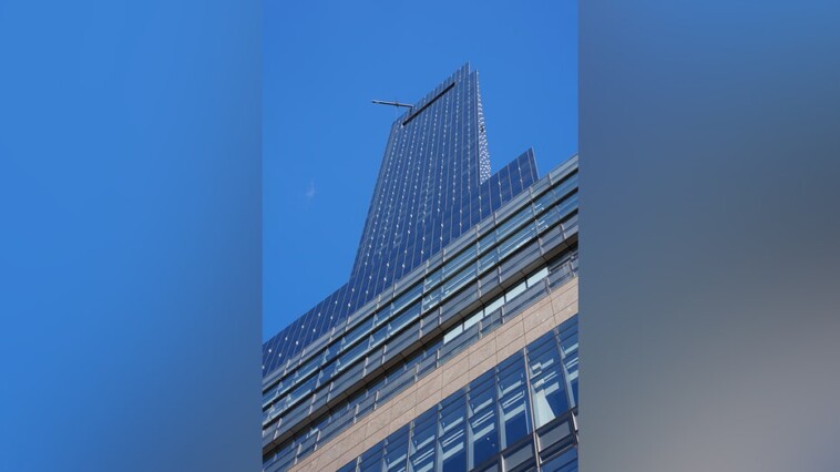 two-nyc-window-washers-go-for-wild-ride-78-stories-up-before-being-rescued-by-fdny