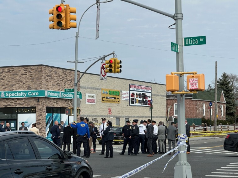 maniac-shot-in-chest-by-police-after-lunging-at-cops-with-box-cutter-in-nyc:-sources 
