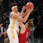 john-groce's-akron-wins-mac-title-in-dramatic-fashion-over-his-brother's-team