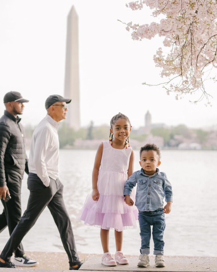former-president-barack-obama-photobombs-family-taking-cherry-blossoms-pics-in-dc