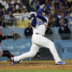 max-muncy-ditches-torpedo-bat-just-in-time-to-set-up-shohei-ohtani’s-walkoff-homer