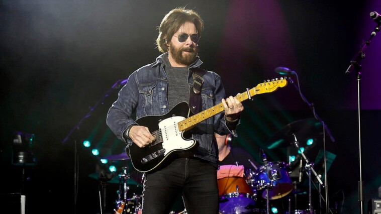 brooks-&-dunn-lead-singer-walks-off-stage-during-encore,-leaving-fans-concerned-for-his-health