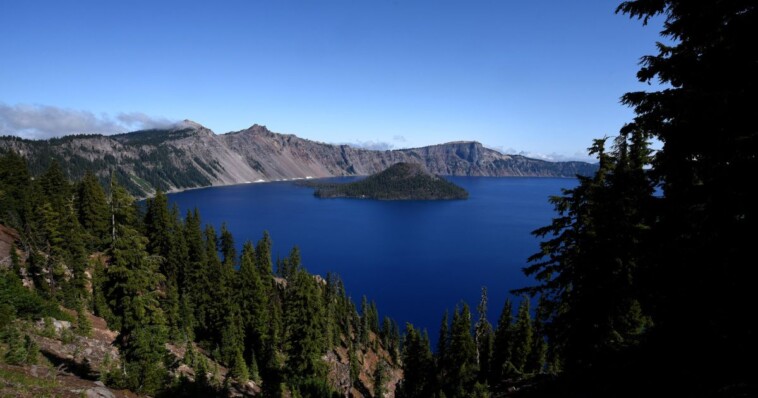 not-joking:-feds-closing-crater-lake-access-for-3-years-to-fix-1-mile-long-trail,-toilets,-dock