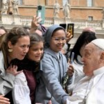pope-francis-opens-holy-week-with-in-person-greeting-in-st.-peter’s-square
