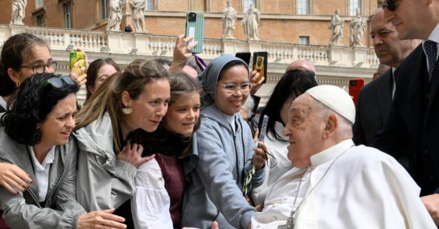 pope-francis-opens-holy-week-with-in-person-greeting-in-st.-peter’s-square