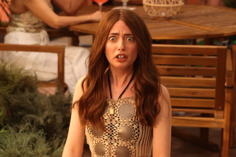 ‘snl’-star-sends-flowers-to-‘white-lotus’-actress-after-mocking-her-teeth-in-skit