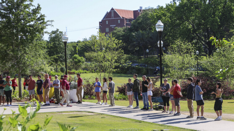 heartbroken-fsu-students-mourn-victims-of-deadly-campus-shooting