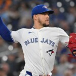 blue-jays’-jose-berrios-confronts-mariners’-cal-raleigh-who-he-believed-was-stealing-his-signs