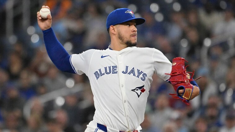 blue-jays’-jose-berrios-confronts-mariners’-cal-raleigh-who-he-believed-was-stealing-his-signs