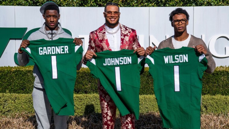 jets-to-pick-up-3-options;-silent-on-rodgers’-rant