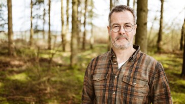 did-dad-get-a-glow-up?-yep,-that’s-a-sexy-new-plaid-shirt-from-walmart