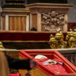 catholics-outraged-as-visitors-take-selfies-with-body-of-pope-francis