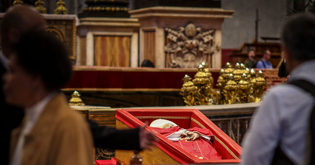 catholics-outraged-as-visitors-take-selfies-with-body-of-pope-francis