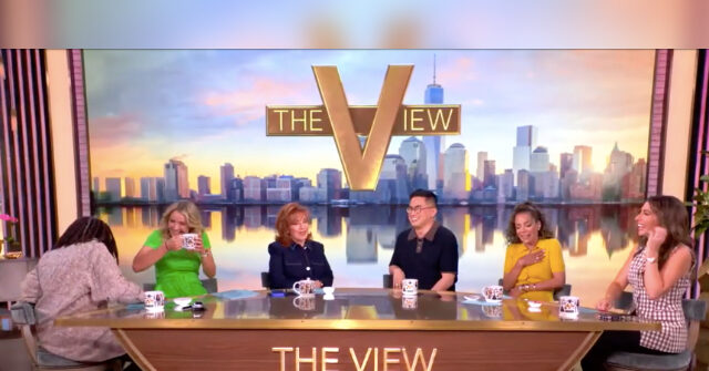 ‘the-view’-hosts,-audience-erupt-in-laughter-after-‘snl’-star-bowen-yang-calls-jd-vance-‘a-pope-killer’