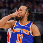 nba-playoffs:-knicks'-jalen-brunson-leaves-game-vs.-pistons-with-leg-injury