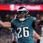 eagles’-saquon-barkley-hangs-out-with-trump-after-teammate-dodges-question-on-white-house-visit