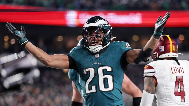 eagles’-saquon-barkley-hangs-out-with-trump-after-teammate-dodges-question-on-white-house-visit