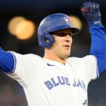 blue-jays’-daulton-varsho-makes-miraculous-behind-the-back-catch-after-falling-down