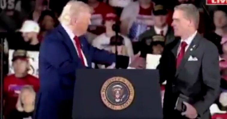 watch:-cnn’s-scott-jennings-gets-‘caught-up-in-the-moment’-when-trump-calls-him-to-rally-podium