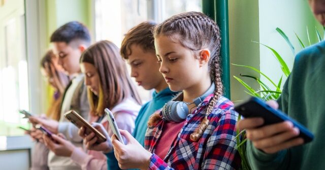 new-york-state-to-establish-‘bell-to-bell’-school-cellphone-ban