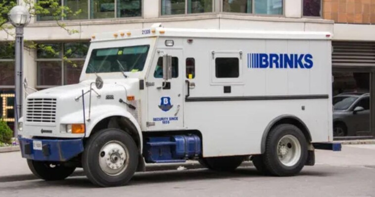 crowds-in-chicago-loot-$300,000-lost-out-of-armored-car