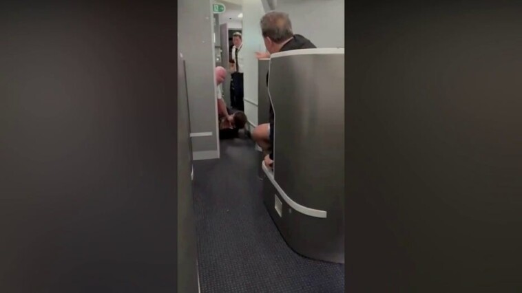 american-airlines-passenger-restrained,-knocked-to-floor-while-barging-into-cockpit:-video