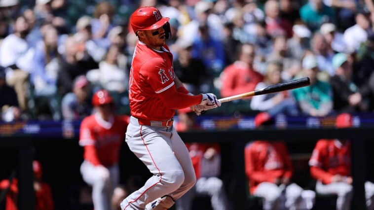 angels’-mike-trout-leaves-game-with-knee-soreness-after-hustling-for-base-hit