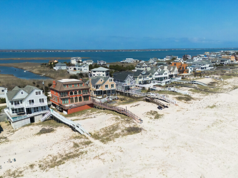 manhattan-nosedives-out-of-top-10-in-national-ranking-of-priciest-homes,-as-suburbs-skyrocket