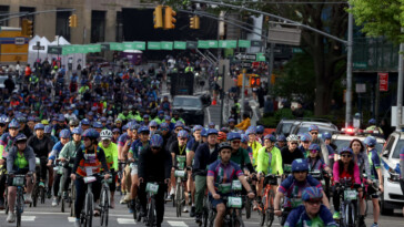 five-boro-bike-tour-takes-thousands-of-bicyclists-through-nyc’s-main-thoroughfares