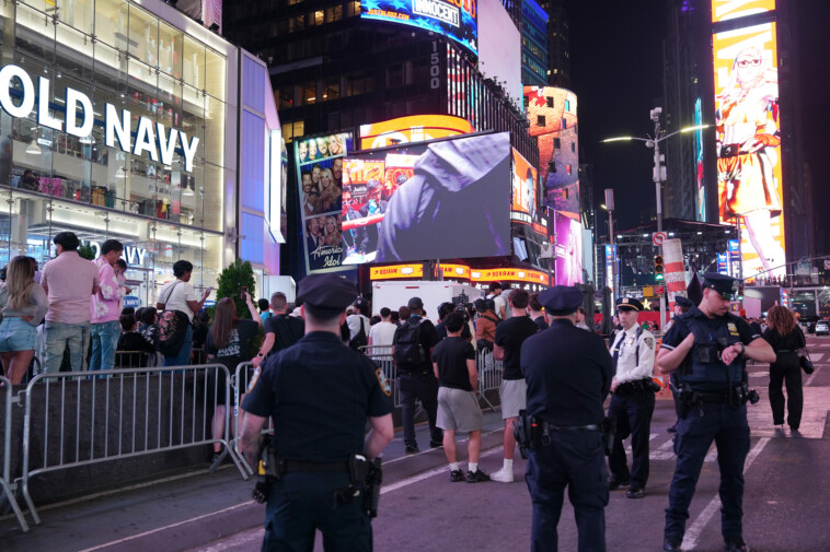 migrant-tren-de-aragua-punks-brawl-with-nypd-cops-in-wild-times-square-melee