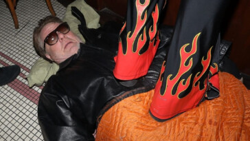nyc-performance-artist-divides-people-with-sidewalk-carpet-stunt:-‘perverted’